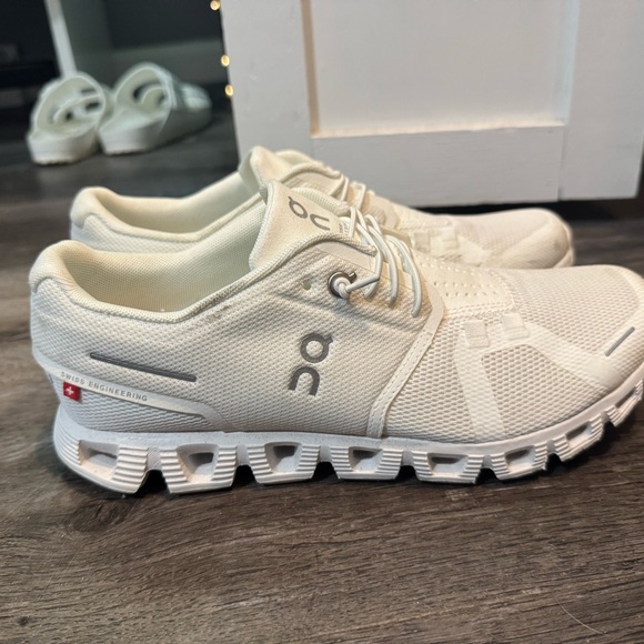 On Running White Athletic Shoes with Cloud Cushioning - Picture 7 of 8